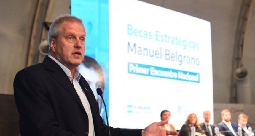 Perczyk anunció inversión de más de 9 mil millones de pesos en becas de estudio para áreas estratégicas del país