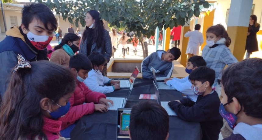 El Gobierno provincial entregó la computadora 25 mil en la Escuela 353 “Batallón de Ingenieros de Construcciones”,