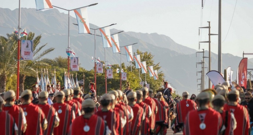 La Rioja celebró sus 431 años con un excepcional desfile cívico y militar en el Parque de la Ciudad 
