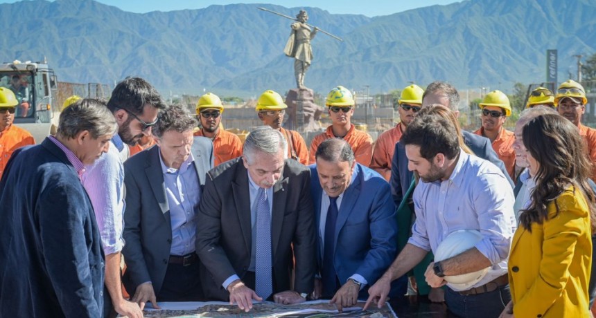   Quintela y el presidente Alberto Fernández constataron los avances de la obra “Distribuidor vial monumento al Chacho Peñaloza”