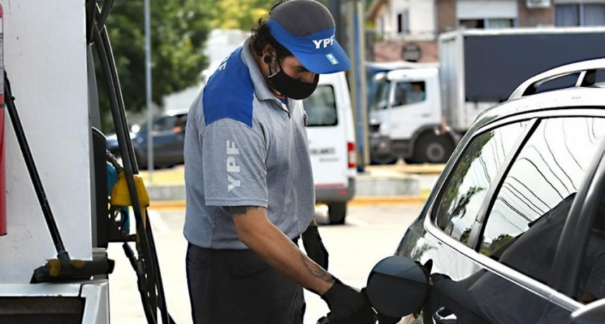 Este miércoles YPF aumentó el combustible en todo el país
