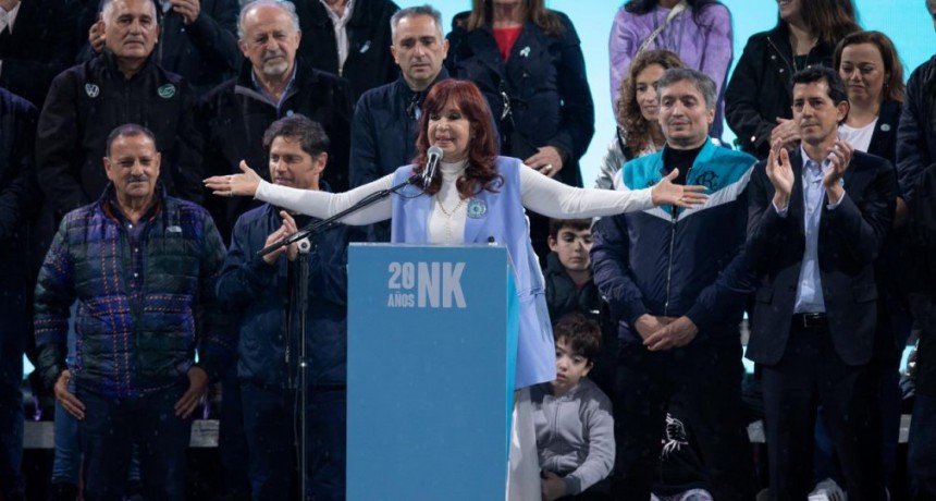 Quintela presente en el acto que Cristina Fernández de Kirchner realizó en Plaza de Mayo