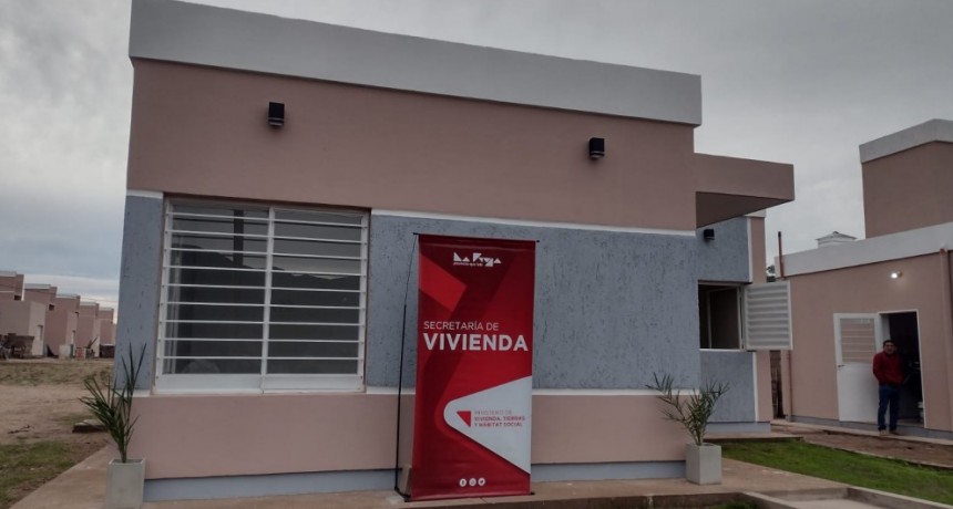 Quintela entregó 58 viviendas en Capital 