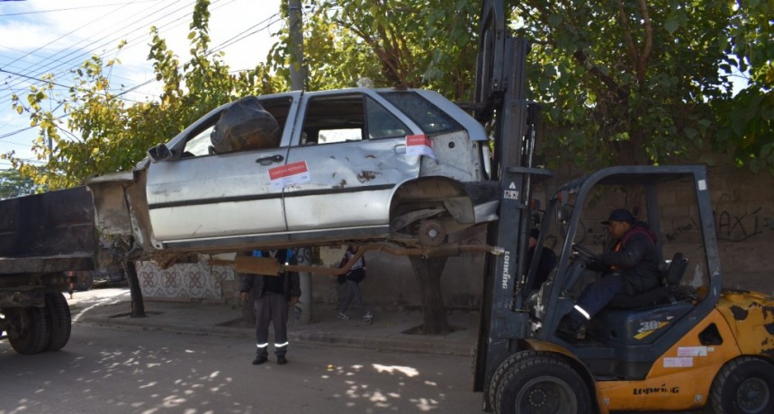 Municipio continúa retirando vehículos abandonados en la vía pública