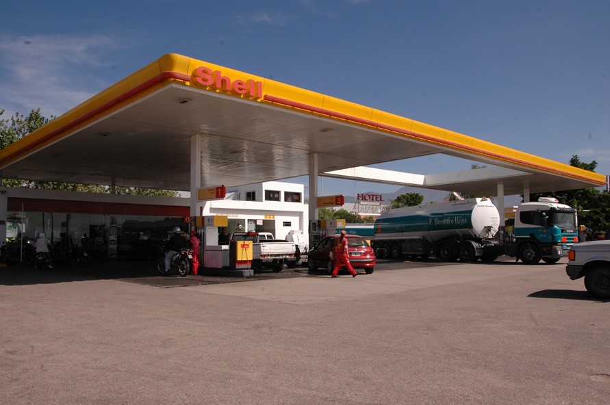 Shell y Axión también bajaron los combustibles