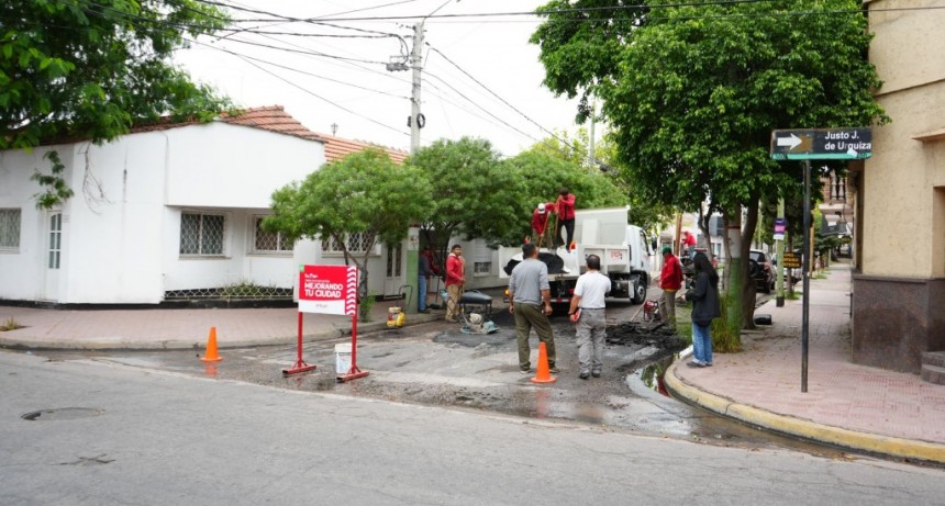 Municipio realiza bacheo y recuperación de la calle Benjamín De la Vega