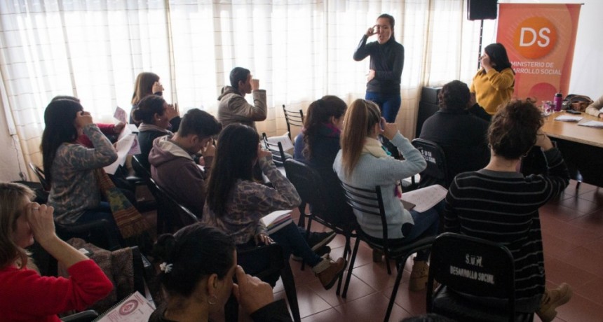 Capacitan al personal de Desarrollo Social en el uso de lenguaje de señas
