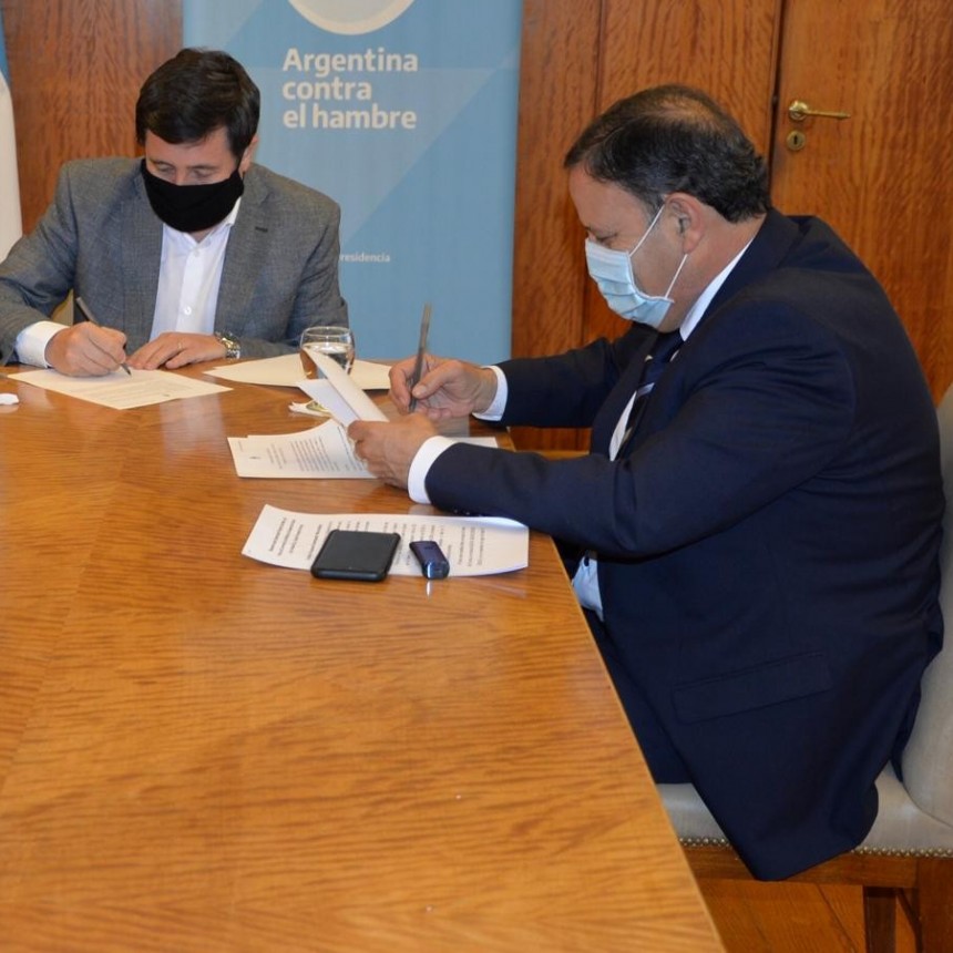 Quintela firmó un convenio con Arroyo para la entrega de microcreditos 