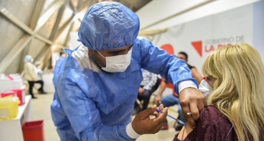 Gobierno cita a mayores de 70 años que aún no recibieron las vacunas