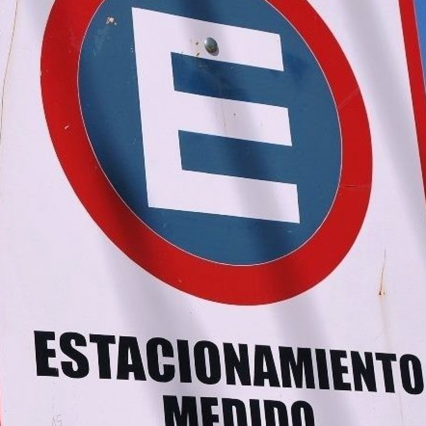 Desde este lunes ya no se puede estacionar en vías rápidas