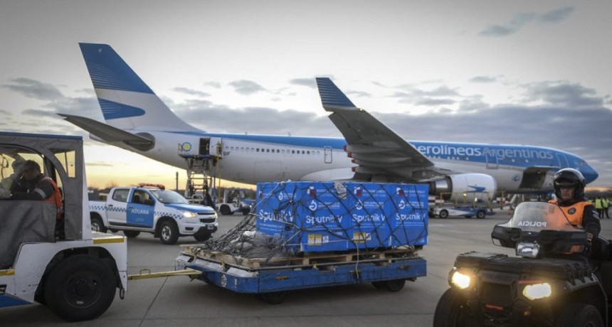 Llegó al país el reactivo para fabricar vacunas Sputnik V y se suman otras 480 mil dosis