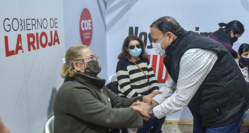 Quintela junto al ministro Ferraresi visitaron el vacunatorio del Superdomo 