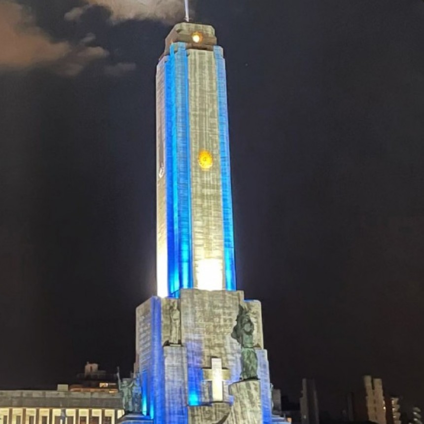 El Monumento a la Bandera se vistió con luces en la previa del día de la enseña patria
