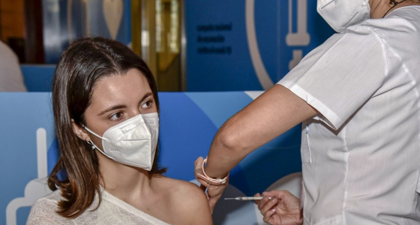 Una de cada dos personas mayores de 20 años ya recibió la primera dosis de la vacuna contra el COVID-19