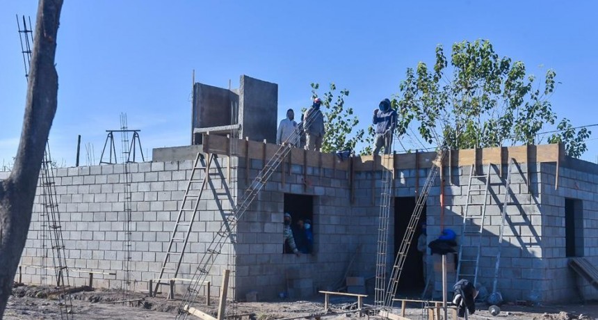 Quintela visitó obra de viviendas en el barrio Emeli Bestani