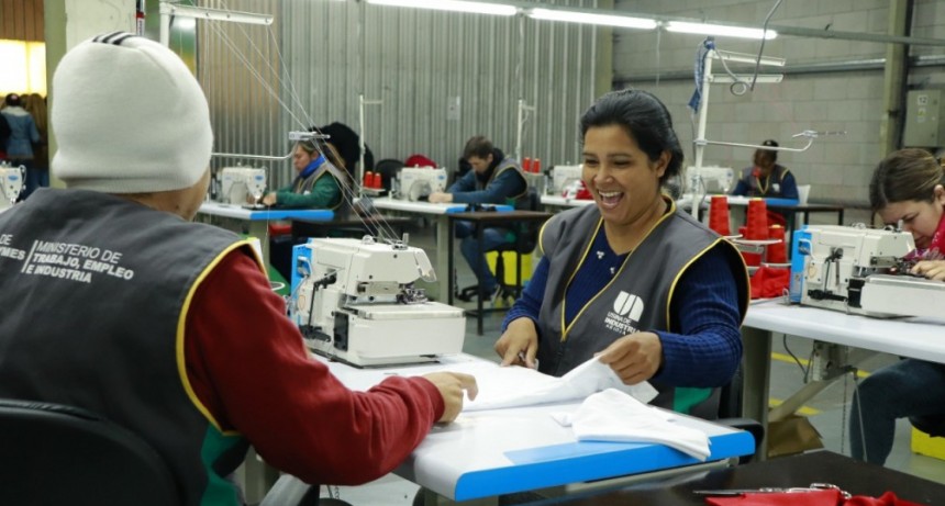 Primeros graduados de la “Escuela de Formación en Confección Textil” recibieron sus certificados