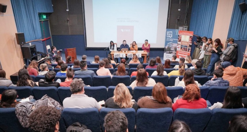  En la semana de la comunicacion de la UNLaR, Santangelo Carrizo expuso sobre la construcción de la marca del Gobierno de La Rioja