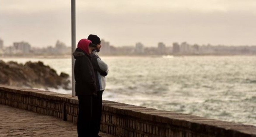 Mar del Plata recibe a  miles de turistas con frío y alerta amarilla