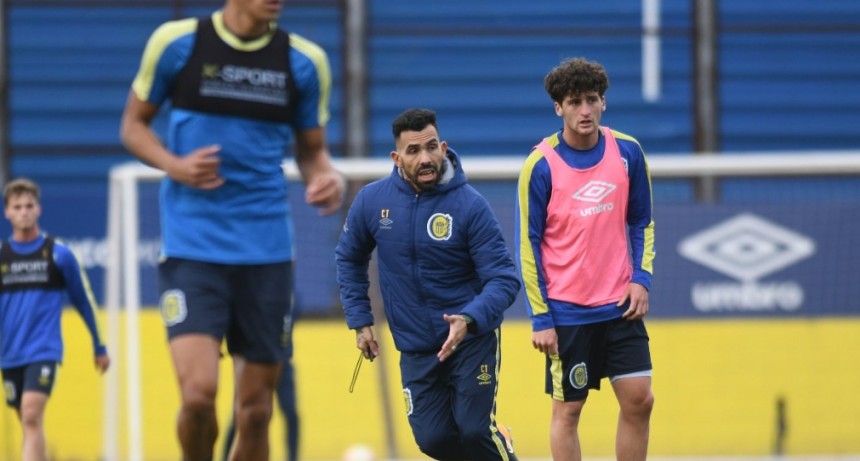 Carlos Tevez fue presentado como DT de Rosario Central