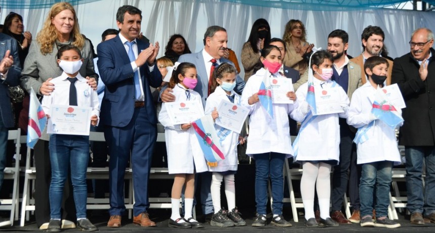  Quintela tomó la Promesa de Lealtad a la Bandera Argentina a los estudiantes de 4to grado