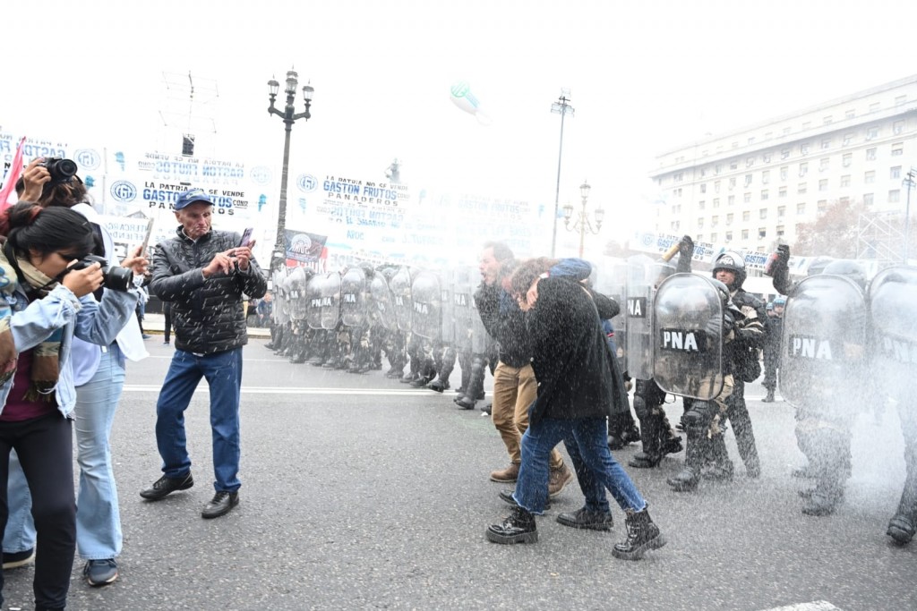 Sesión en el Congreso: enfrentamiento entre distintas fuerzas y manifestantes