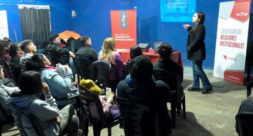 Capacitan sobre el uso responsable de las redes sociales en el barrio Santa Catalina