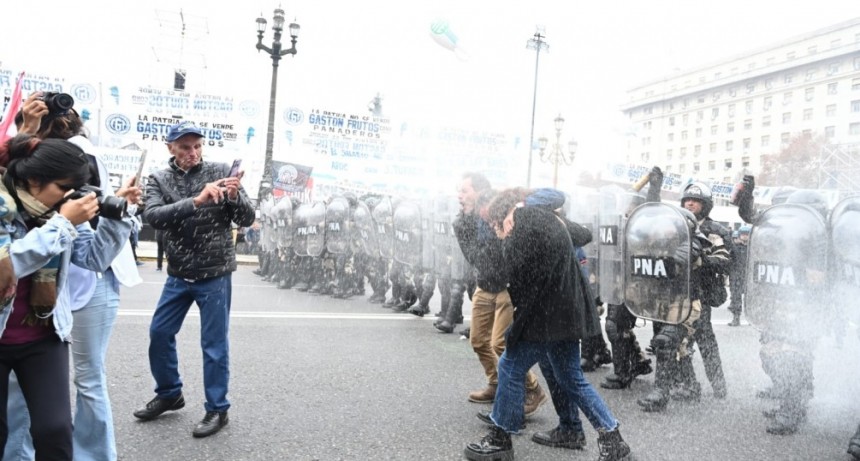 Sesión en el Congreso: enfrentamiento entre distintas fuerzas y manifestantes