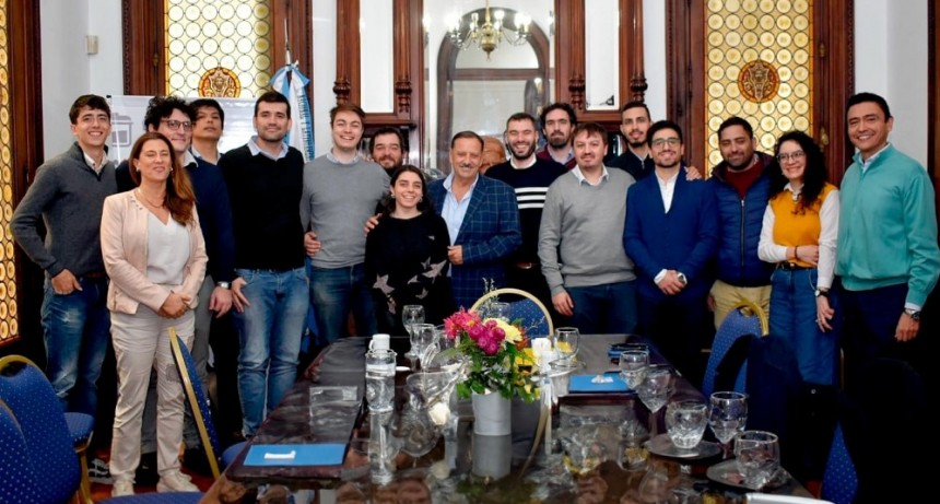 Quintela con jovenes profesionales analizaron el perfil desarrollista y productivista del pais
