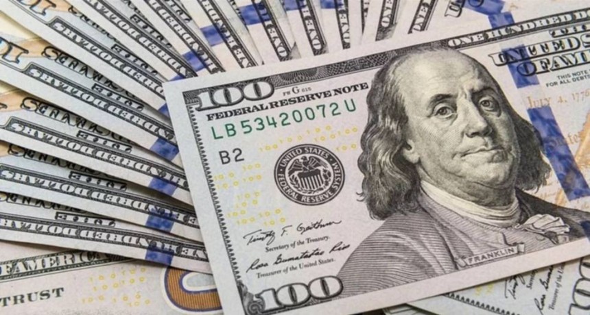 Pura especulación: el dólar blue cae tras la aprobación de la Ley de Bases