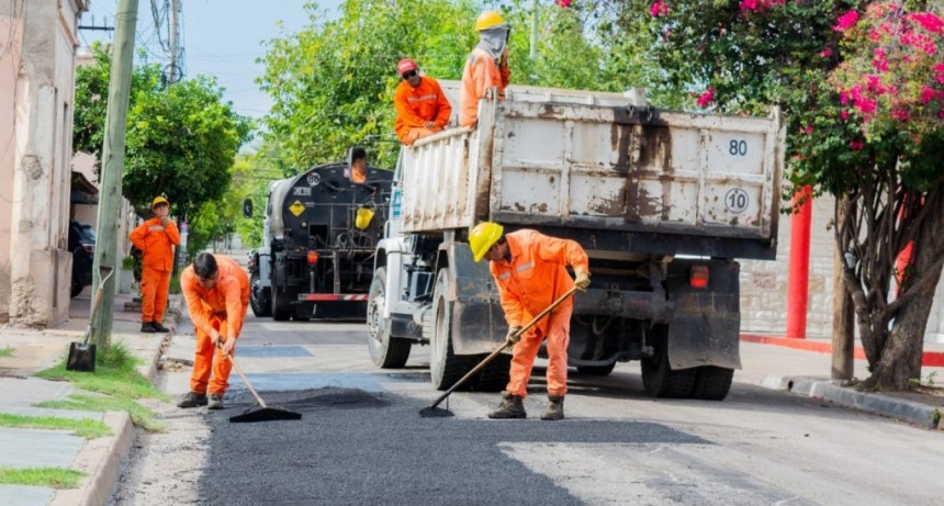 Continúa plan estratégico de bacheo del municipio capitalino