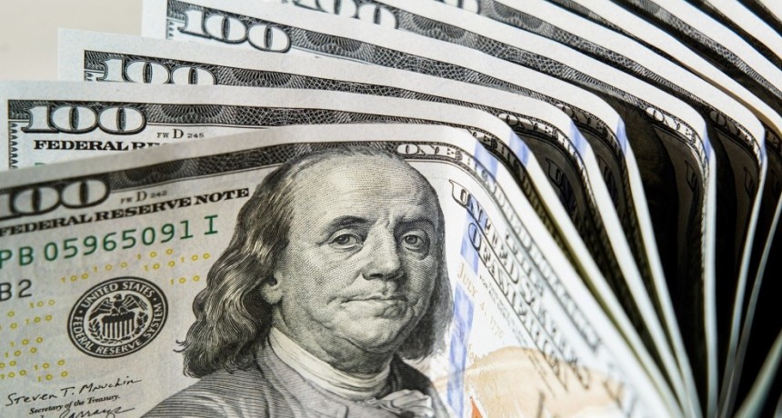 Luego de la especulación por la Ley de Bases, el dólar paralelo vuelve a pegar un salto para superar los 1300 pesos