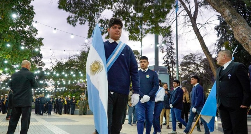 Realizan acto protocolar por el Día de la Bandera en plaza 25 de mayo