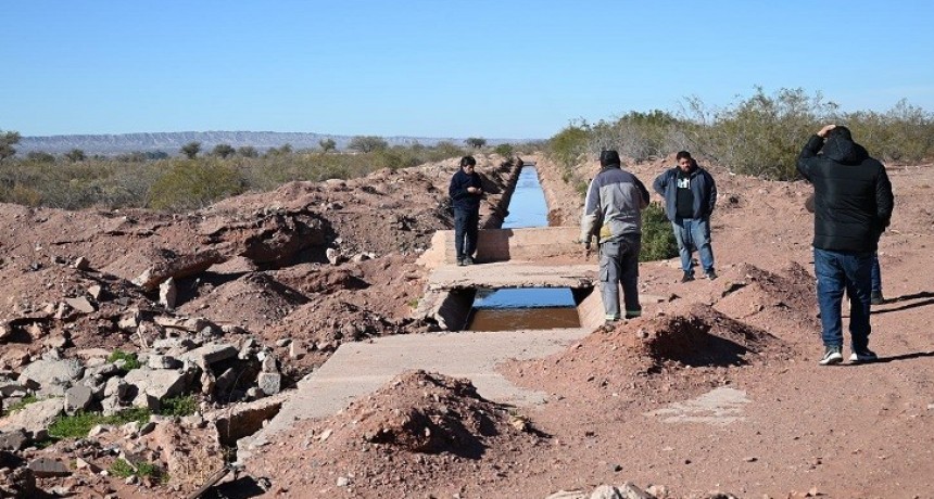 Avanza la obra de mantenimiento del canal de riego en Villa Unión