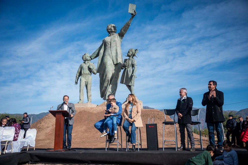 Quedó inaugurado el monumento a Rosario Vera Peñaloza 
