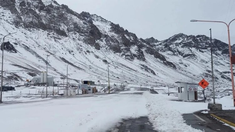 Mendoza: cierran el paso de Cristo Redentor por intensas nevadas
