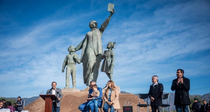 Quedó inaugurado el monumento a Rosario Vera Peñaloza 