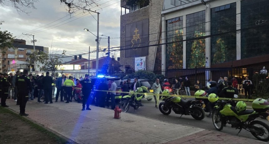 Colombia: Uribe lucha por su vida, tras ser baleado en un acto