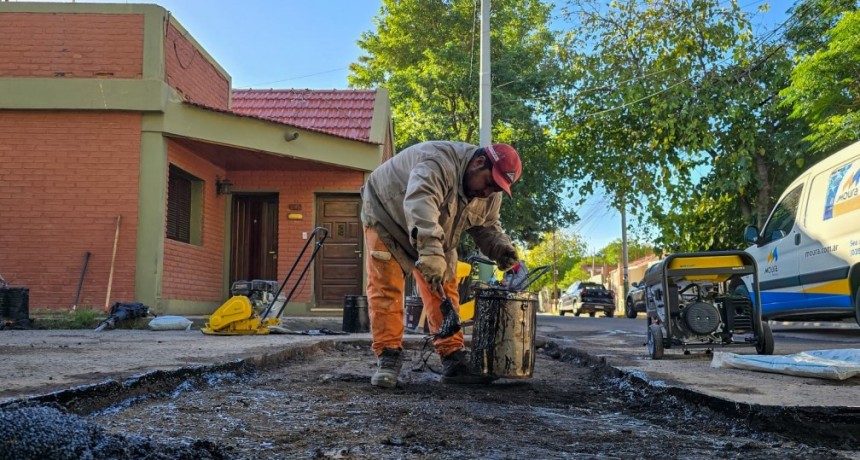 Municipio y provincia siguen desplegando tareas de bacheo en la Capital