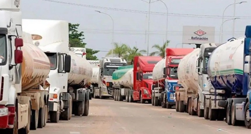 Bolivia: m&aacute;s de 5.000 camioneros llevan semanas varados sin comida ni agua