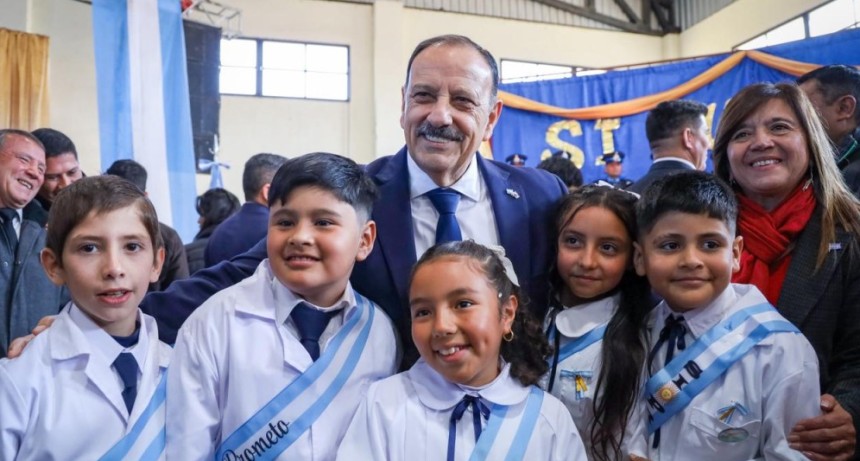 Quintela tom&oacute; la Promesa a la Bandera en Famatina y reivindic&oacute; la educaci&oacute;n p&uacute;blica como pilar de la patria