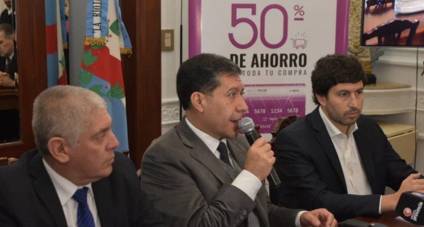 Casas anunció descuentos en compras con tarjeta de débito del Banco Rioja