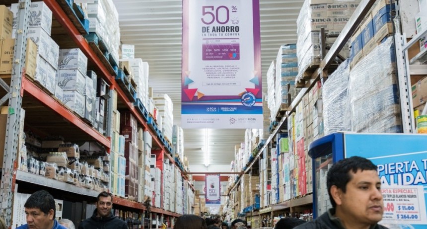 El gobierno ya reintegra el 50% de las compras efectuadas con el débito del Banco Rioja