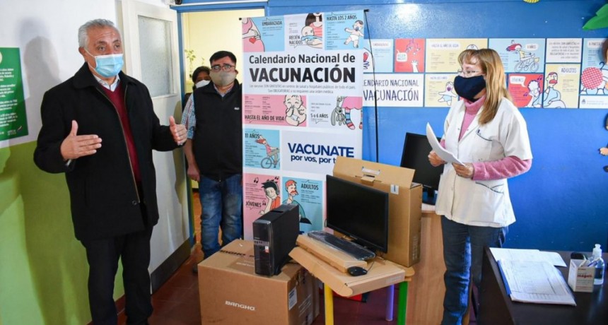 Entregan computadoras a vacunatorios