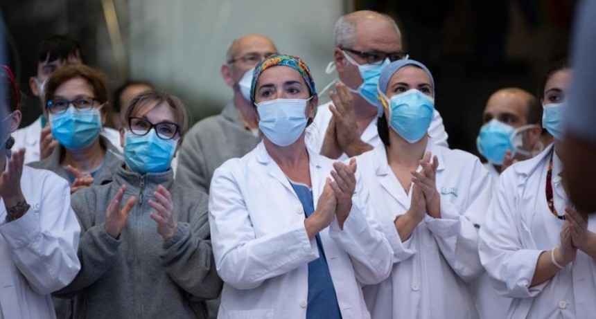 Abonan la primera cuota del bono para 725 mil trabajadores de la salud de todo el país