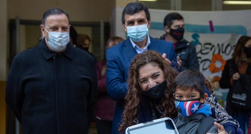  “Volvemos a la presencialidad el 26 de julio con más de 14 mil docentes vacunados y 10 mil computadoras entregadas” 