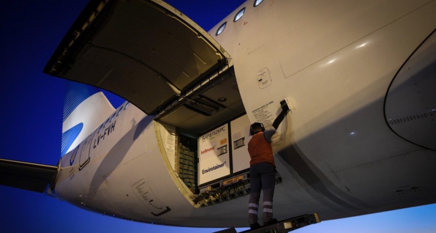 Llegó un nuevo vuelo de Aerolíneas con más de 768 mil dosis de Sinopharm