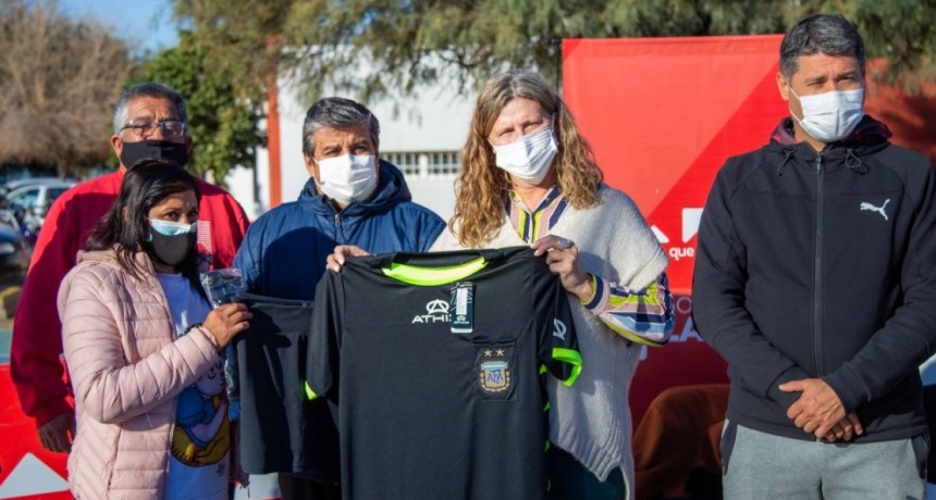 Entregan indumentaria a árbitros de la Liga Riojana de Fútbol