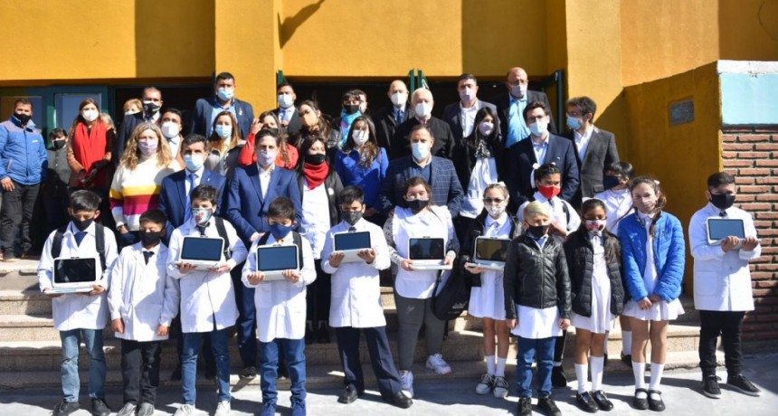 El gobierno hizo entrega de 700 computadoras y mochilas a niñas y niños de Arauco