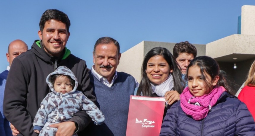 El gobierno provincial entregó viviendas en Sanagasta 
