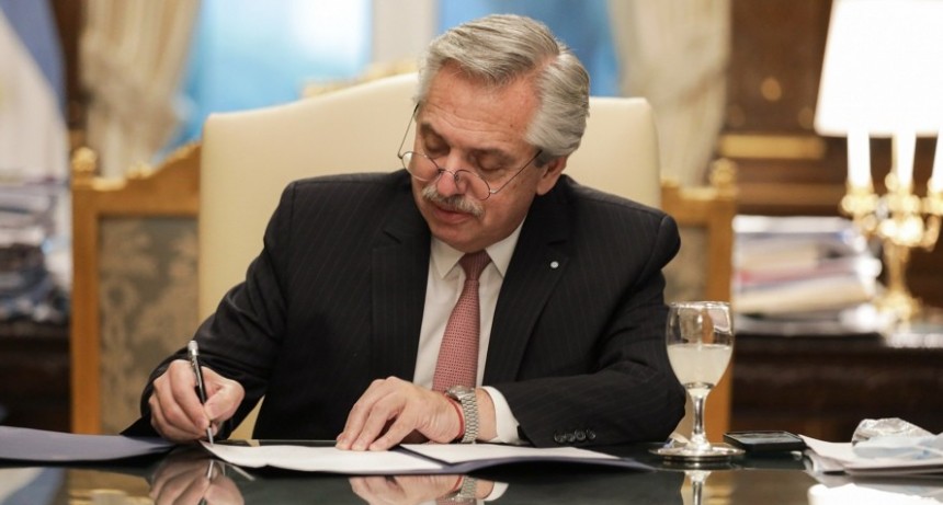  Fernández encabeza el acto de promulgación de las leyes de VIH y Oncopediatría